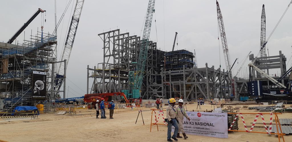 Pekerja menggarap pembangunan konstruksi pabrik pengolahan tembaga atau smelter PT Freeport Indonesia di Gresik, Jatim, Kamis (2/2/2023). Progres pekerjaan mencapai 51 persen. 