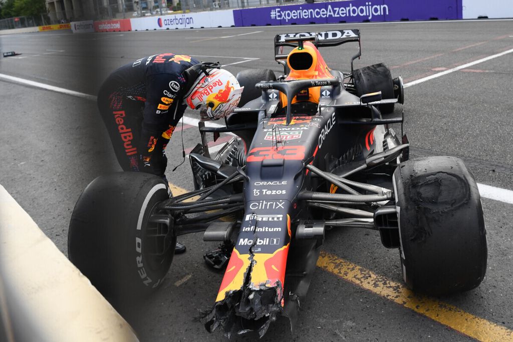 Pebalap Red Bull, Max Verstappen, menunduk setelah mengalami kecelakaan dalam F1 Azerbaijan yang digelar di Baku, Minggu (6/6/2021). 