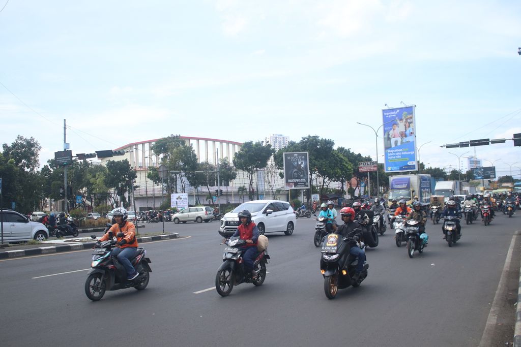 Sejumlah pengendara  melintas di sekitar lampu merah perempatan Kiaracondong, Kota Bandung, Jawa Barat, Kamis (26/1/2023). 