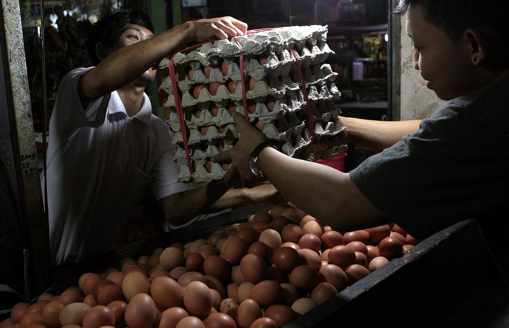 Pedagang telur ayam melayani pembeli dengan wadah khusus. Menjelang libur Natal dan Tahun Baru 2020, sejumlah harga bahan pokok di Buncit Raya, Jakarta, Jumat (20/12/2019) mengalami kenaikan. Kenaikan harga telur ayam membuat resah para pedagang karena harga telur ayam saat ini mencapai Rp 27.000 per kilogram. Sebelumnya harga telur ayam sekitar Rp 24.000 per kilogram sampai Rp 26.000 per kilogram. Penyebab kenaikan harga telur ayam salah satunya kurangnya pasokan dari daerah dan tingginya permintaan konsumen di saat liburan Natal dan Tahun Baru 2020.