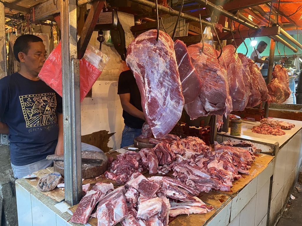 Pedagang menjajakan daging sapi yang ia terima dari pemotongan hewan sejak pagi di Pasar Senen, Jakarta Pusat (13/3/2023). Dari penyuplai, pedagang biasanya mengambil selisih Rp 5.000 hingga Rp. 15.000 per kilogram daging tergantung jenis potongannya. 