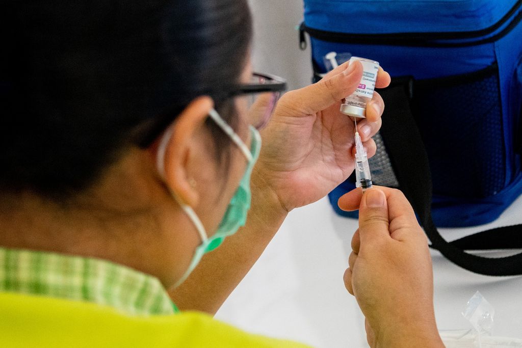Vaksinator menyedot cairan vaksin anti-Covid-19 merek AstraZeneca sebelum disuntikkan ke lengan penerima dalam vaksinasi kepada warga di Rumah Sakit Budi Kemuliaan, Batam, Kepulauan Riau, Senin (29/3/2021).