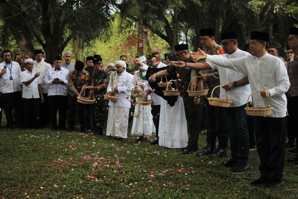 Residents and local officials pray and sow flowers at the Mass Grave of the tsunami victims in Siron Village, Want Jaya District, Aceh Besar District, Aceh on the 18th anniversary of the Aceh tsunami, Monday (26/12/2022)..