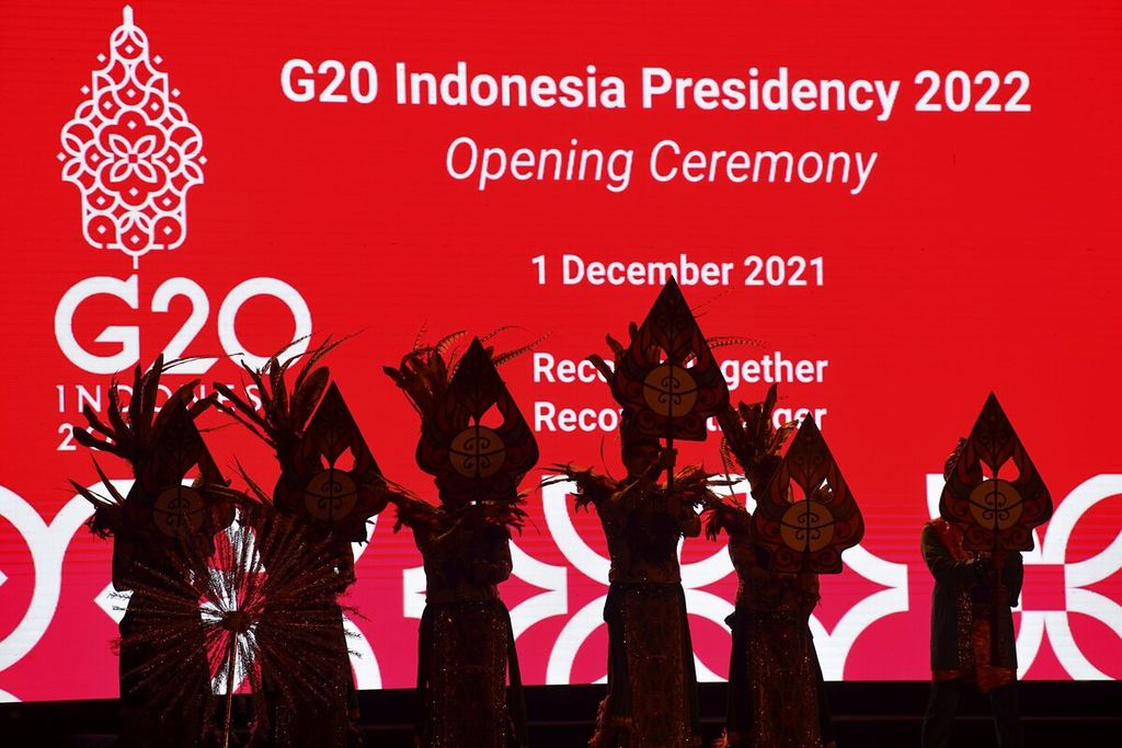 Para penari membawakan tari selamat datang dalam pembukaan Presidensi G20 Indonesia di Taman Lapangan Banteng, Jakarta, Rabu (1/12/2021). Indonesia secara resmi memegang presidensi G-20 dengan mengusung misi bertema Recover Together, Recover Stronger. Dalam pidato secara virtual Presiden Joko Widodo menyatakan Indonesia akan terus mendorong negara-negara G20 untuk menghasilkan terobosan-terobosan besar, membangun kolaborasi dan menggalang kekuatan.