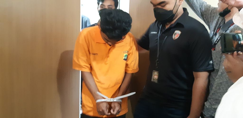 RR (19), salah satu tersangka kasus prostitusi anak di sejumlah apartemen di Jakarta dan Tangerang dihadirkan dalam rilis kasus di Markas Polda Metro Jaya, Jakarta, Rabu (21/9/2022).