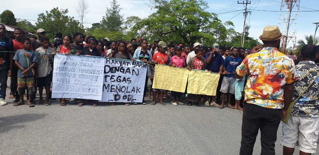Unjuk rasa penolakan pemekaran Papua oleh masyarakat di Distrik Deikai, Kabupaten Yahukimo, Papua, Selasa (15/3/2022).