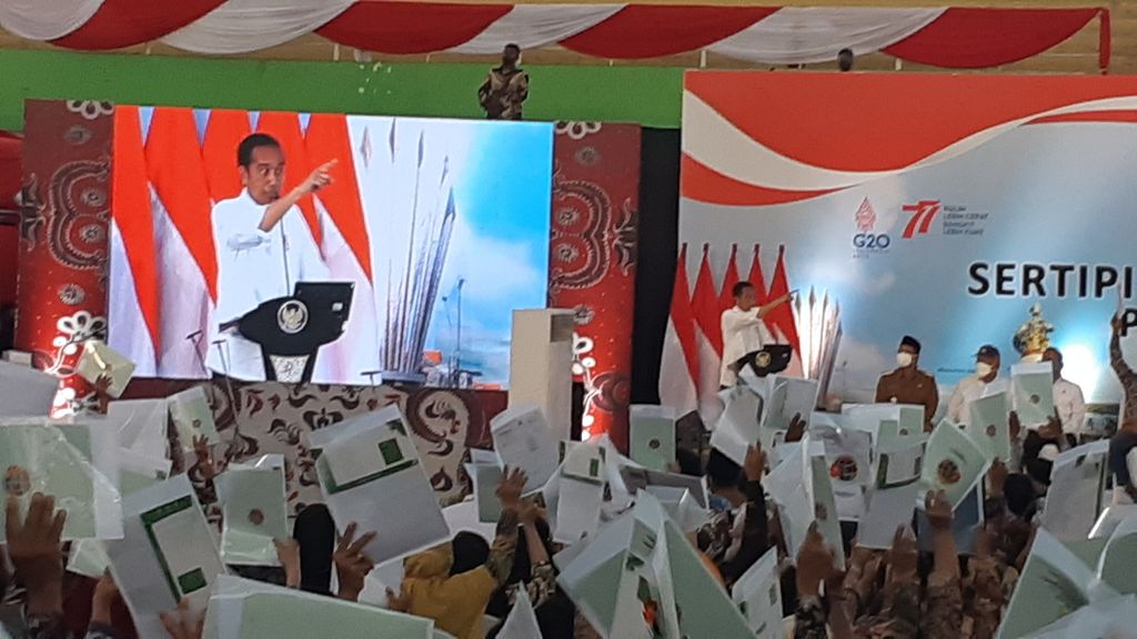 Presiden Joko Widodo berpesan agar sertifikat tanah dipakai mengakses modal usaha dan tidak dibelikan barang konsumtif