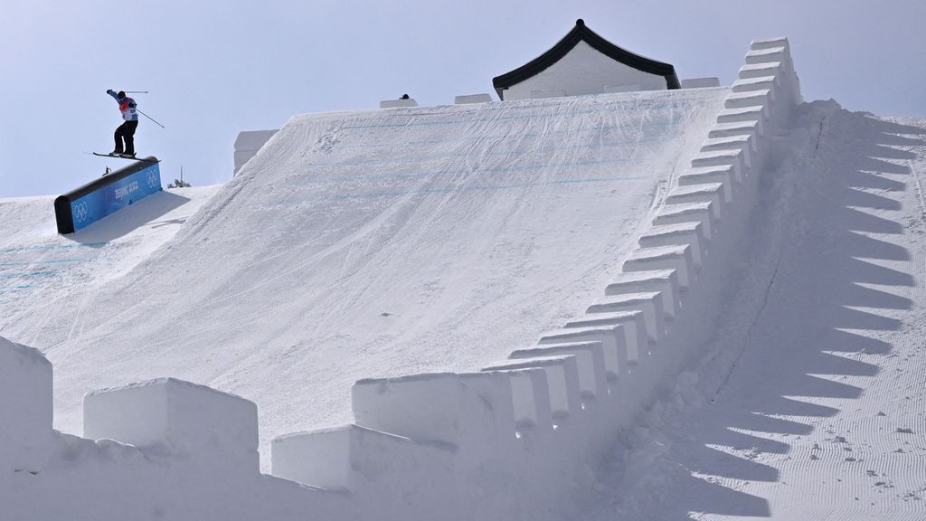 Atlet Norwegia, Birk Ruud bertanding dalam babak kualifikasi ski gaya bebas putra pada Olimpiade Musim Dingin 2022 Beijing di Stadion H & S Genting Snow Park, Zhangjiakou, Beijing (15/2/2022). 