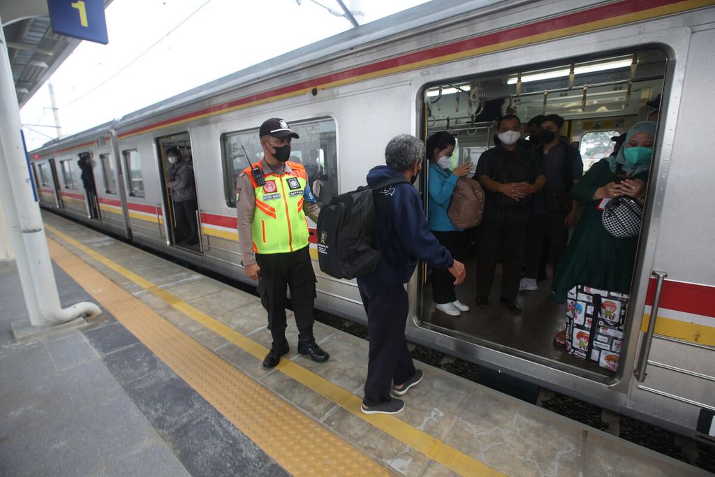 Penumpang menaiki kereta Commuter Line di Stasiun Matraman, Jakarta Timur, Jumat (17/6/2022). 
