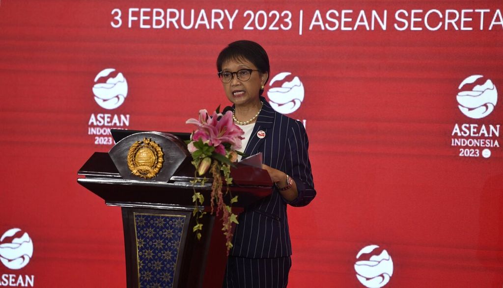 Menteri Luar Negeri Retno Marsudi memberikan keterangan pers terkait berlangsungnya Pertemuan Dewan Koordinasi ASEAN (ACC) dalam rangkaian Retreat Pertemuan Menteri Luar Negeri ASEAN atau ASEAN Foreign Ministers Meeting (AMM) Retreat di Sekretariat ASEAN, Jakarta, Jumat (3/2/2023). 