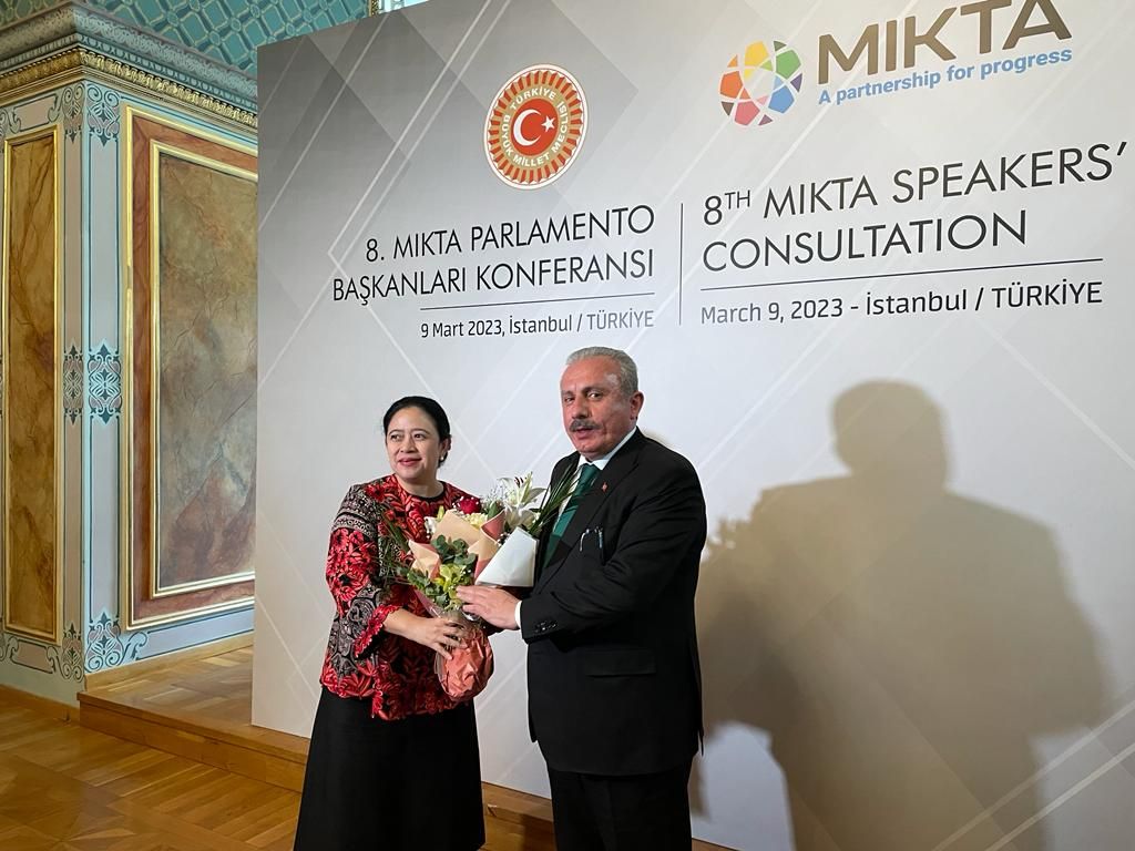 Ketua DPR RI Puan Maharani menerima buket bunga dari Ketua Parlemen Turki Mustafa Sentop di sela-sela Pertemuan Konsultasi Ketua Parlemen MIKTA ke-8 yang digelar di Istana Sepetciler, Istanbul, Turki, Kamis (9/3/2023).