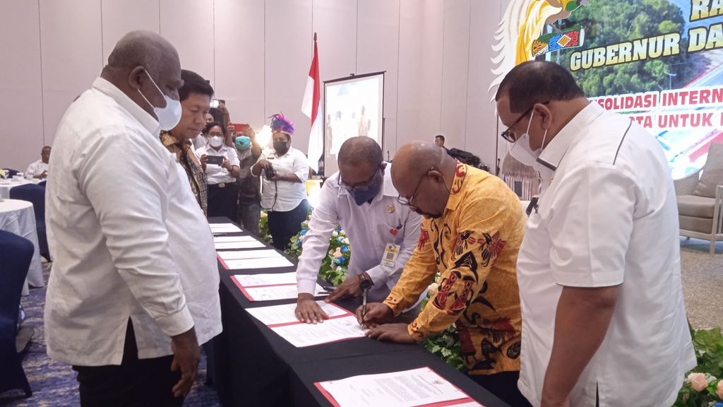 Gubernur Papua Lukas Enembe bersama perwakilan pemda dari 28 kabupaten dan 1 kota menandatangani kesepakatan format baru tata kelola anggaran otonomi khusus di Kota Jayapura, Papua, Rabu (14/6/2022).
