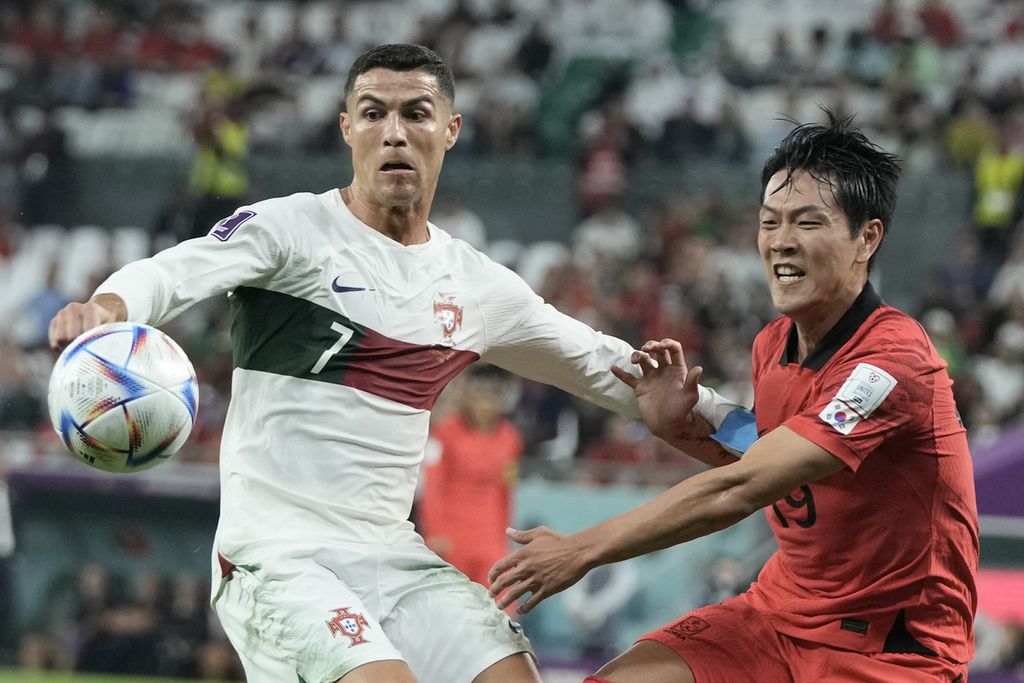 Ujung tombak Portugal, Cristiano Ronaldo, dan pemain Korea Selatan, Kim Young-gwon (kanan), bersaing memperebutkan bola pada pertandingan sepak bola Grup H Piala Dunia 2022 di Satdion Education City, Al Rayyan, Qatar, Jumat (2/12/2022). 