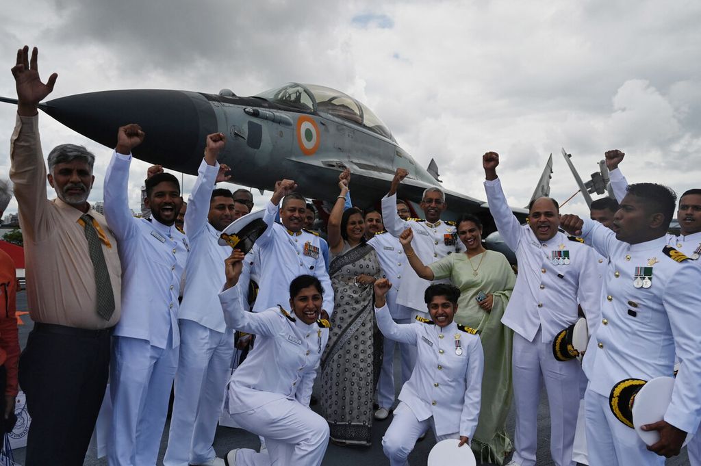 Sejumlah perwira Angkatan Laut India berpose di depan jet tempur Mig 29 di dek kapal induk buatan India, INS Vikrant, saat peluncuran di galangan kapal Cochin, Kerala, India, Jumat (2/9/2022). 