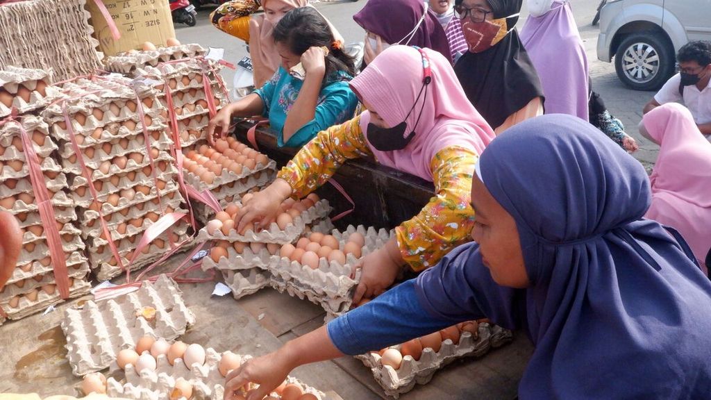 Warga memilih telur ayam ras yang dijual dalam kegiatan pasar murah untuk pengendalian inflasi pangan pascakenaikan harga bahan bakar minyak di Lapangan Kamboja, Banjarmasin Tengah, Kota Banjarmasin, Kalimantan Selatan, Kamis (15/9/2022). 