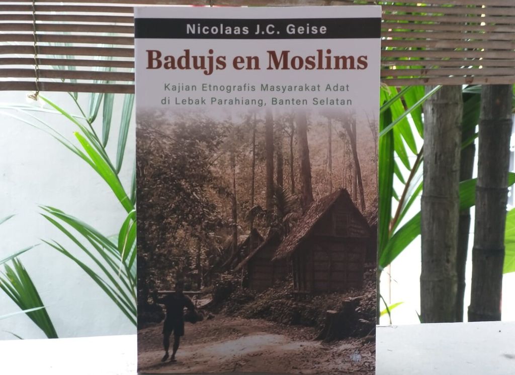 Sampul buku <i>Badujs en Moslims: Kajian Etnografis Masyarakat Adat di Lebak Parahiang, Banten Selatan</i> (PBK, 2022)