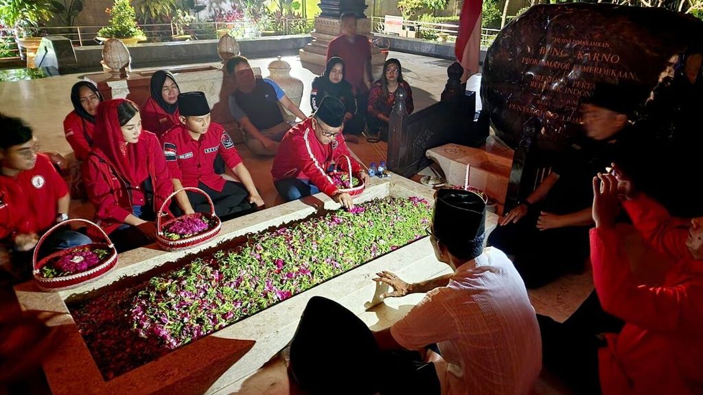 Sekretaris Jenderal PDI-P Hasto Kristiyanto ziarah ke makam Proklamator RI Soekarno di Blitar, Jawa Timur, Minggu (19/3/2023). Ziarah diawali dengan pembacaan Al Fatihah yang dilanjutkan dengan doa. Selain makam Bung Karno, Hasto juga berdoa di makam R Soekeni Sosrodihardjo dan Nyonya Ida Ayu Nyoman Rai, orangtua Bung Karno. Kedua makam itu terletak di sebelah kiri dan kanan makam Bung Karno.