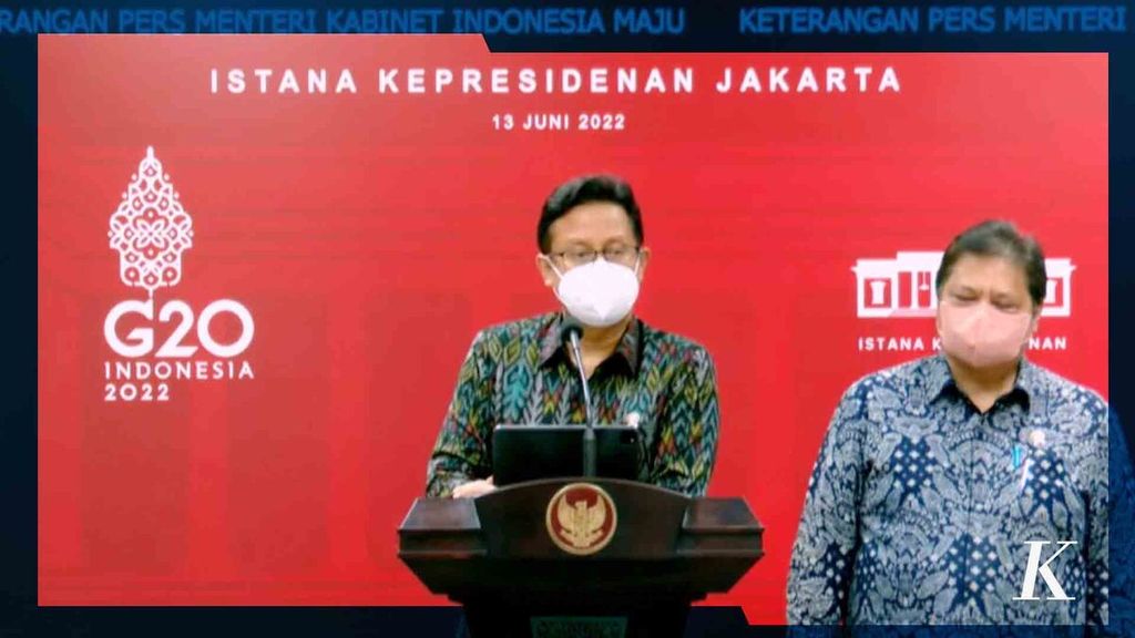 Monday, June 13, 2022, Minister of Health, Budi Gunadi Sadikin (left) said that the Covid-19 case in Indonesia was still under control. However, there has been an increase in cases of the BA.4 and BA.5 variant viruses in recent weeks.