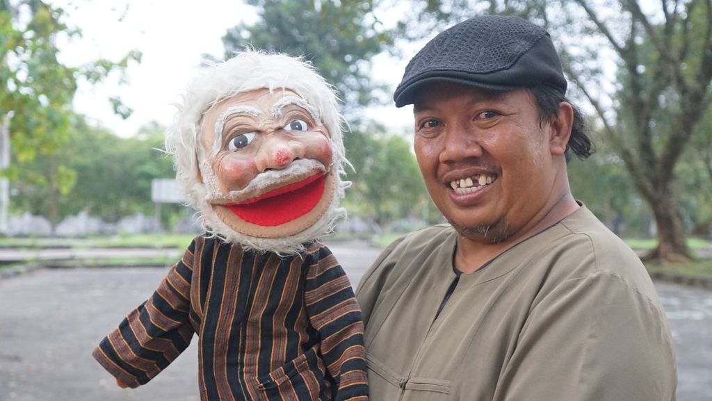 Pendongeng asal Palembang, Sumatera Selatan, Slamet Nugroho, berpose dengan boneka Mbah Jarwo yang selalu dipakai untuk mendongeng ke anak-anak.  