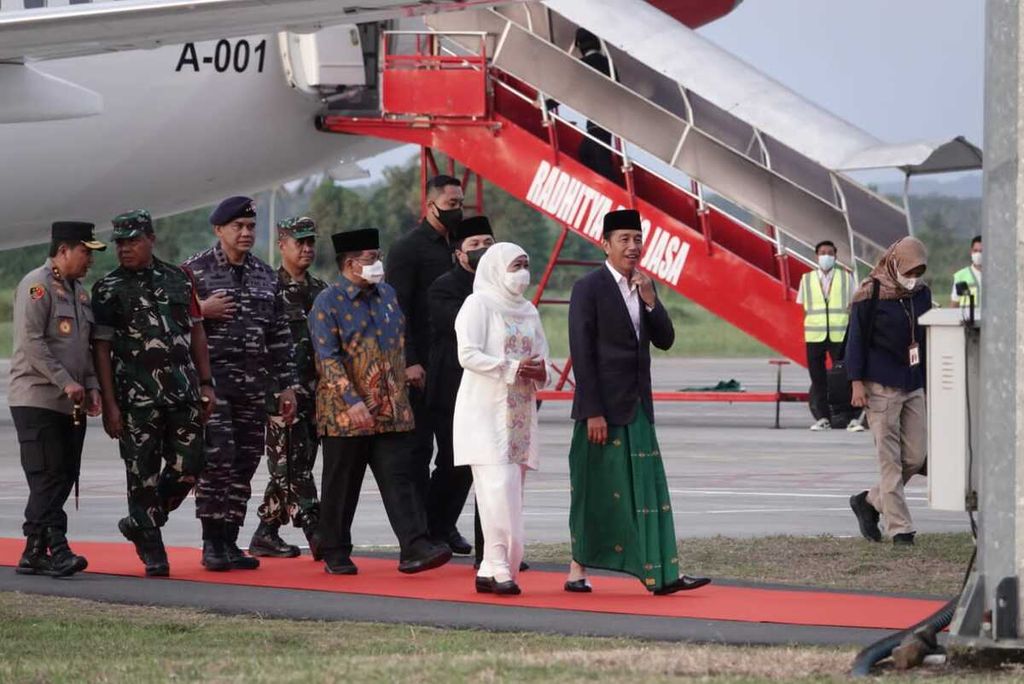 Presiden Joko Widodo saat tiba di Bandara Blimbingsari, Banyuwangi. Presiden dijadwalkan menghadiri Festival Seni Tradisi Nusantara yang digelar menyongsong satu abad Nahdlatul Ulama, Senin (9/1/2023).