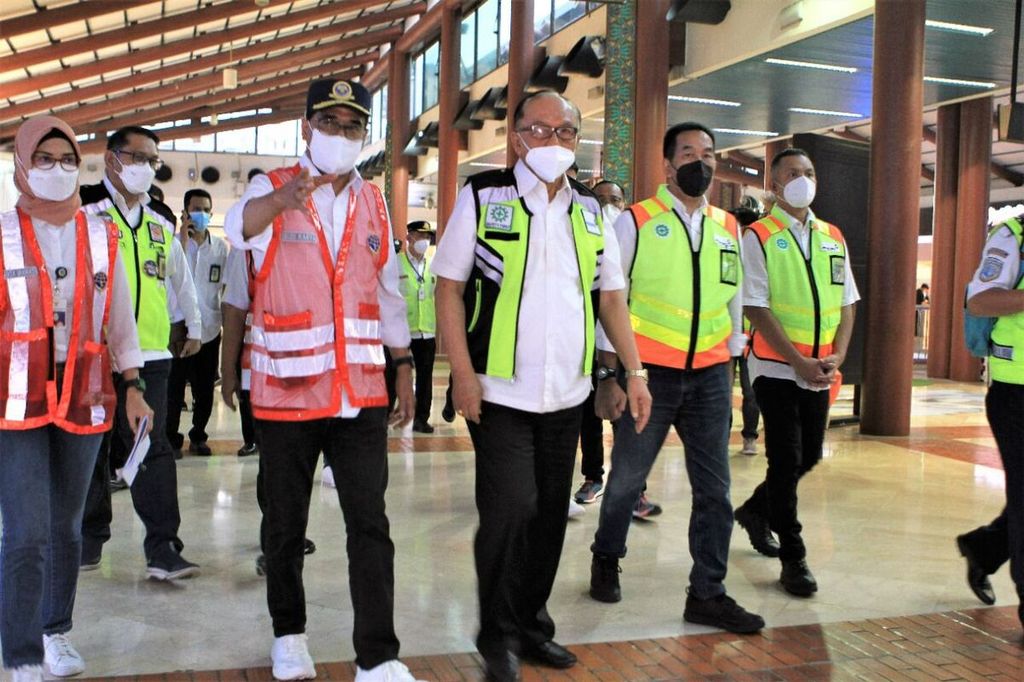 Menteri Perhubungan Budi Karya Sumadi (ketiga dari kiri) meninjau persiapan arus balik di Bandara Soekarno-Hatta, Cengkareng, Banten, Minggu (1/5/2022). 