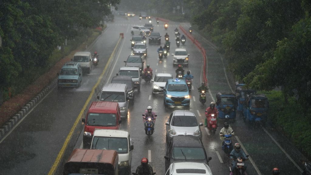 Hujan deras mengguyur Jalan Salemba Raya, Jakarta Pusat, Kamis (16/2/2023). 