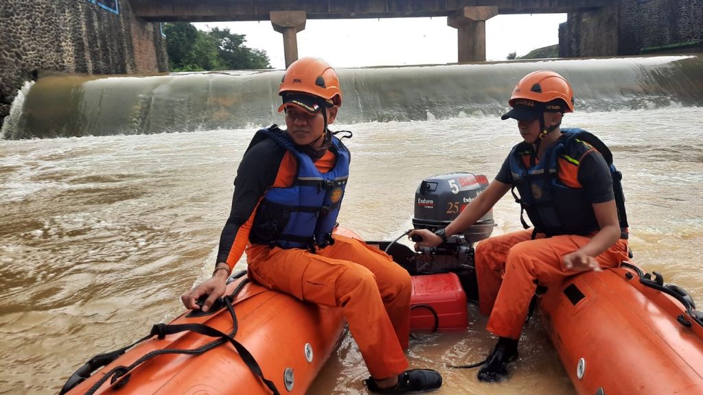Tim SAR menyisir lokasi orang tenggelam di Bendung Irigasi Batulicin, Desa Mekar Sari, Kecamatan Simpang Empat, Tanah Bumbu, Kalimantan Selatan, Sabtu (14/5/2022).