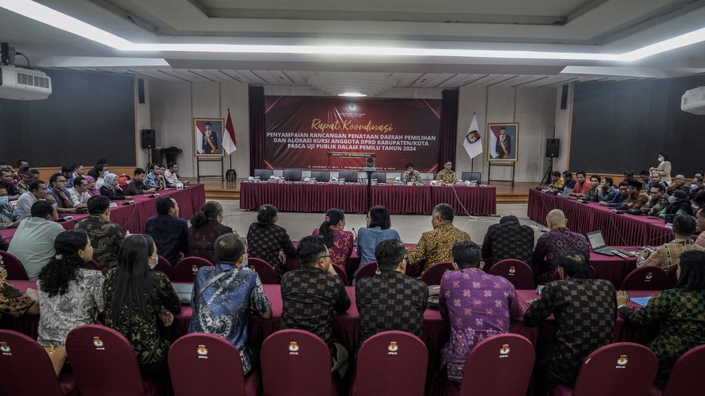 Provincial level General Election Commission (KPU) representatives meeting with central level KPU in a coordination meeting ahead of the 2024 Election at the General Election Commission (KPU) Building, Jakarta, Sunday (18/12/2022).
