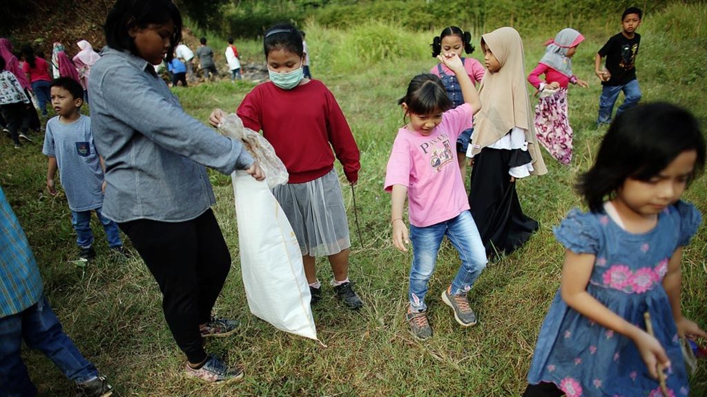 Siswa Sekolah Hikari di Tangerang Selatan, Banten, rutin bekerja bakti membersihkan sekolah dan lingkungan sekitarnya, beberapa waktu lalu.