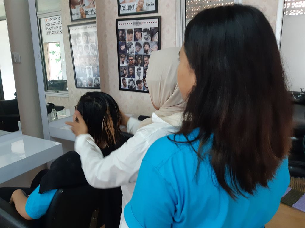 Mentor kelas salon di Balai Rehabilitasi Sentra Handayani Jakarta, Mini Wahyuni (Tengah) saat sedang memberikan contoh teknik creambath kepada anak didiknya pada Kamis (12/1/2023).
