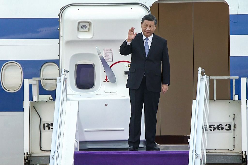 Foto yang diambil dari rekaman video siaran televisi Pemerintah Arab Saudi, Saudi TV, memperlihatkan Presiden China Xi Jinping melambaikan tangan di pintu pesawat kepresidenan yang baru saja mendarat di Bandara Internasional Raja Khalid di Riyadh, Arab Saudi, Rabu (7/12/2022).