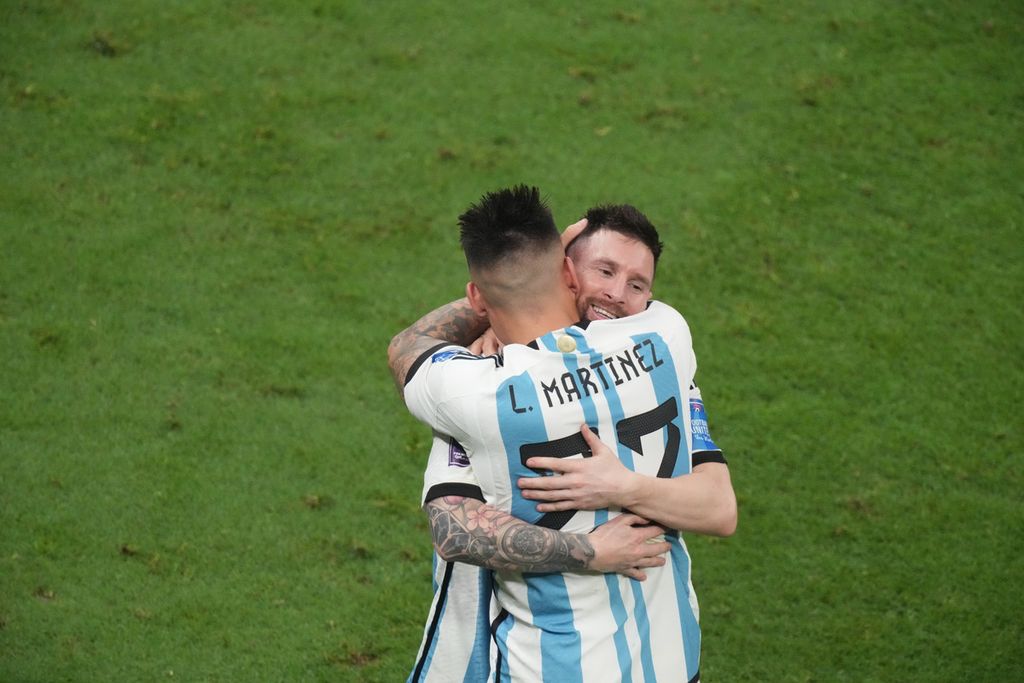 Pemain Argentina, Lionel Messi, berpelukan dengan Lautaro Martinez usai memenangi parta final Piala Dunia 2022 melawan Perancis di Stadion Lusail, Qatar, Senin (19/12/2022) dini hari WIB. Argentina menjuarai Piala Dunia 2022 setelah mengalahkan Perancis lewat adu tendangan penalti, 7-5 (3-3).