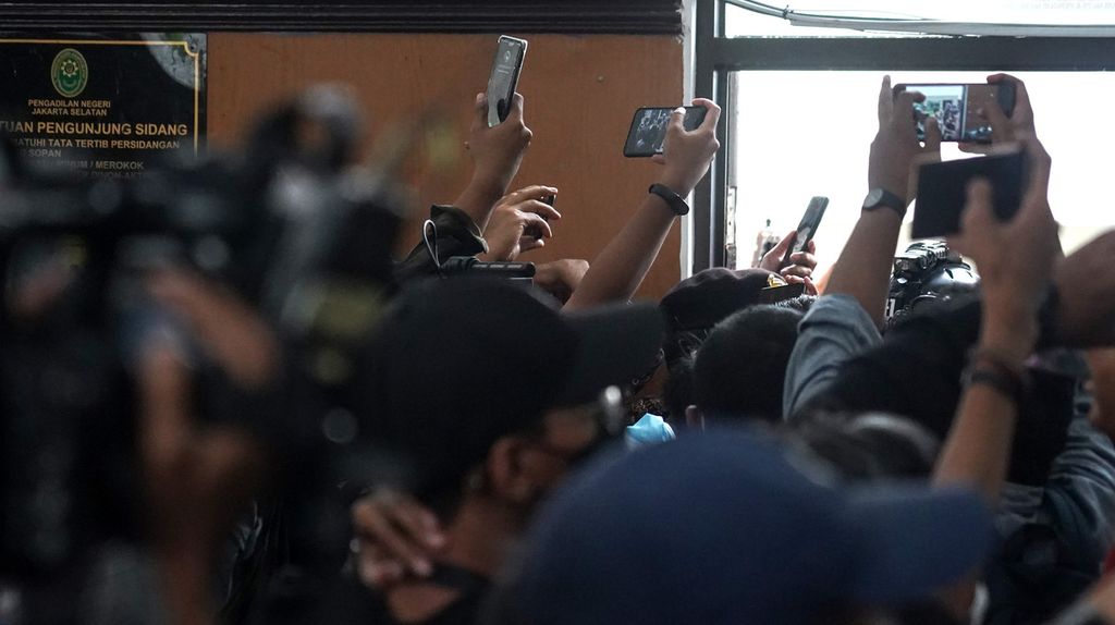 Para jurnalis media daring mengambil gambar Putri Candrawathi, terdakwa atas kasus pembunuhan Brigadir Nofriansyah Yosua Hutabarat, memasuki ruang sidang Pengadilan Negeri Kelas IA Jakarta Selatan, Jakarta, untuk menjalani sidang putusan sela, Rabu (26/10/2022). 