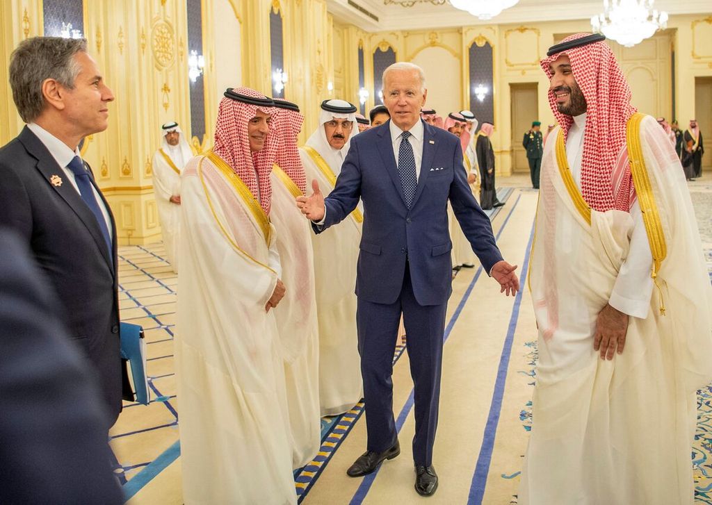 Foto yang dirilis oleh Kerajaan Arab Saudi per 15 Juli 2022 ini menunjukkan Putra Mahkota Kerajaan Arab Saudi Mohammed bin Salman (kanan) menyambut Presiden Amerika Serikat Joe Biden (kedua dari kanan),di Istana Al-Salam di Jeddah. 