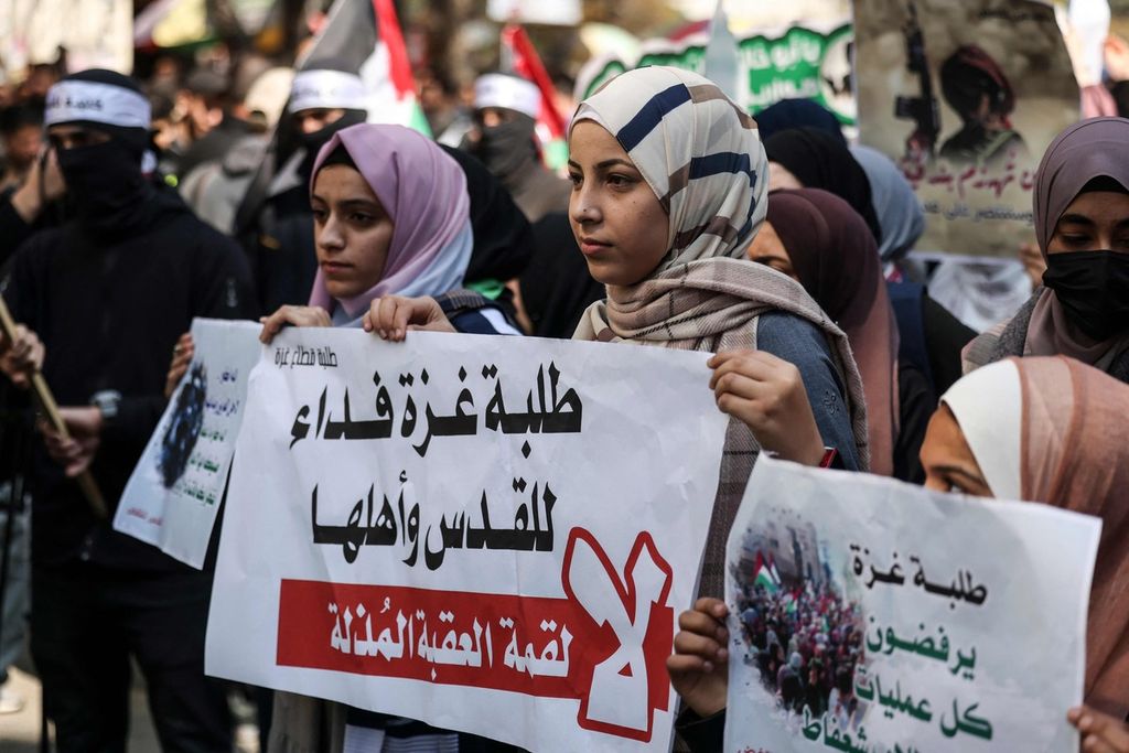 Mahasiswa  berunjuk rasa di Gaza City, Minggu (26/2/2023), untuk mendukung Tepi Barat dan menolak perundingan antara delegasi Palestina dan Israel di Aqaba, Jordania. 
