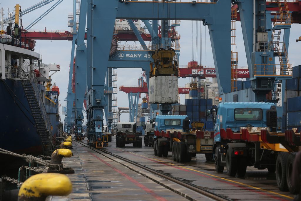 Sejumlah truk mengantre untuk mengangkut kontainer yang dikeluarkan dari lambung kapal di Pelabuhan Tanjung Priok, Jakarta, Rabu (2/3/2022).