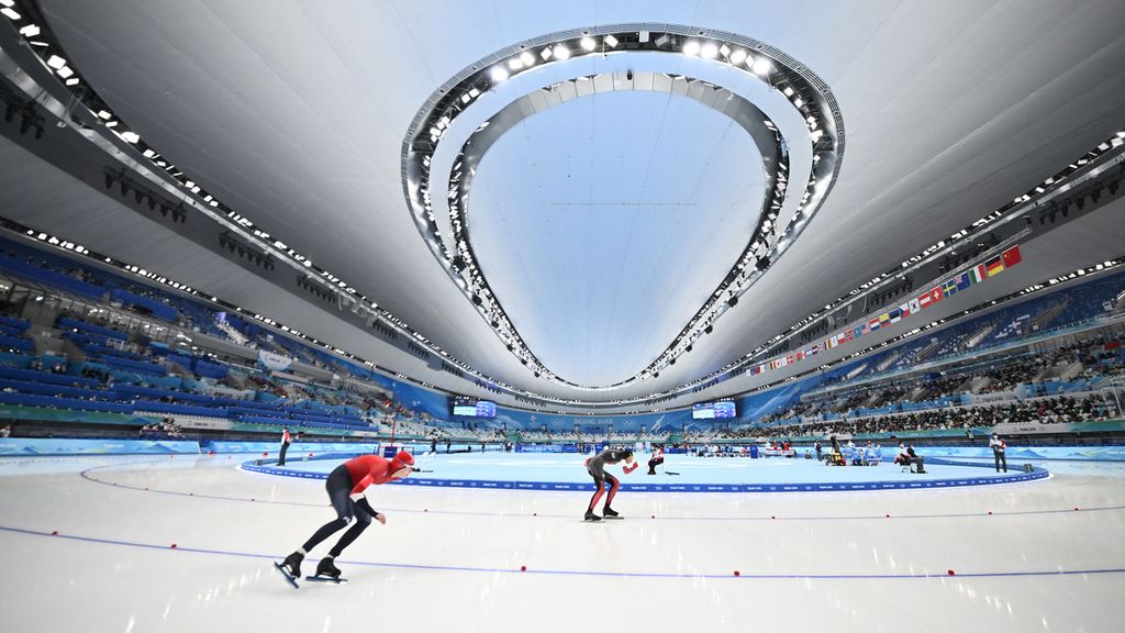 Atlet Kanada, Isabelle Weidemann (kanan) bersaing dengan atlet Norwegia, Ragne Wiklund dalam nomor speed skating 5.000m putri pada Olimpiade Musim Dingin Beijing 2022 di National Speed Skating Oval, Beijing, China (11/2/2022). 