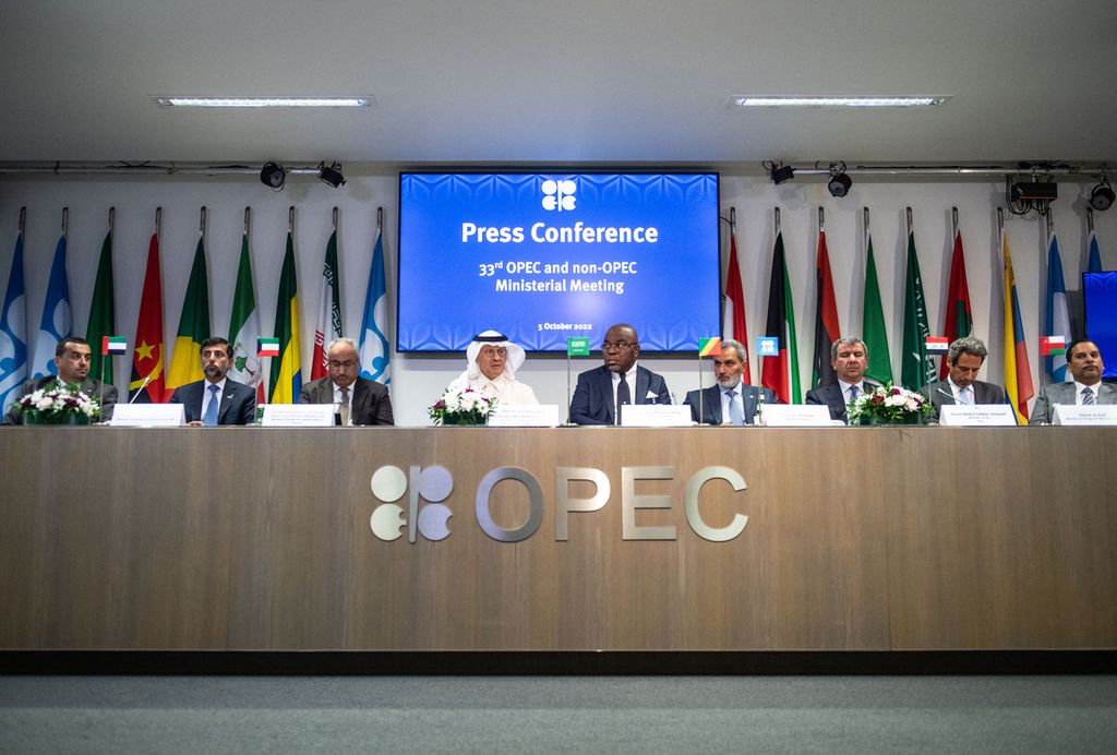 Perwakilan 13 anggota Organisasi Negara-negara Pengekspor Minyak (OPEC) melakukan jumpa pers di kantor pusat OPEC di Vienna, Austria, Senin (5/10/2022).    
