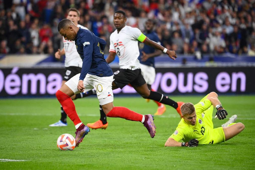 Penyerang Perancis Kylian Mbappe berlari sambil menggiring bola dalam pertandingan Grup A1 Liga Nasional Eropa antara Perancis dan Austria di Stadion Stade de France, Paris, Perancis, Jumat (23/9/2022) dini hari WIB. Perancis mengalahkan Austria, 2-0. 