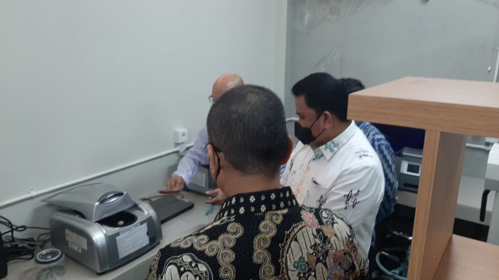 Direktur Jenderal Pencegahan dan Pengendalian Penyakit Kementerian Kesehatan Maxi Rein Rondonuwu (baju putih) saat meninjau laboratorium Fakultas Kedokteran Universitas Tanjungpura, Pontianak, Kalimantan Barat, Senin (11/4/2022).
