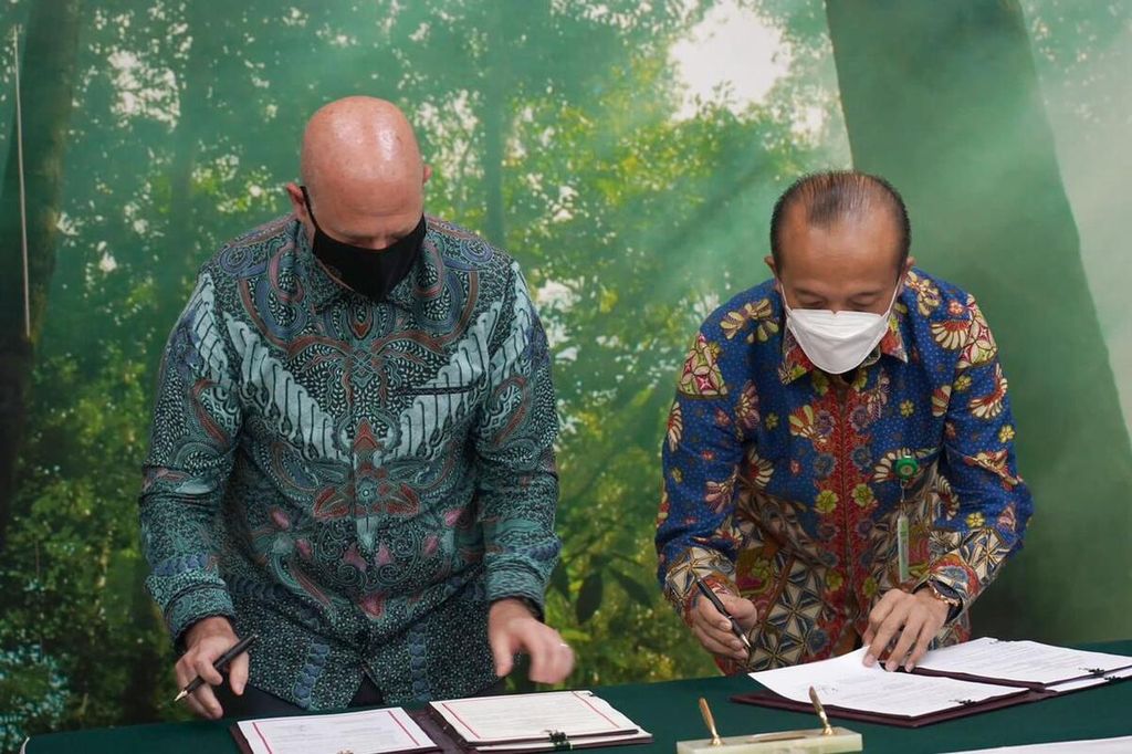 Sekretaris Jenderal KLHK Bambang Hendroyono dan Mission Director USAID Indonesia Jeffrey P Cohen saat menandatangani kerja sama dukungan FOLU Net Sink 2030 di Kantor KLHK, Jakarta,Jumat (20/5/2022).