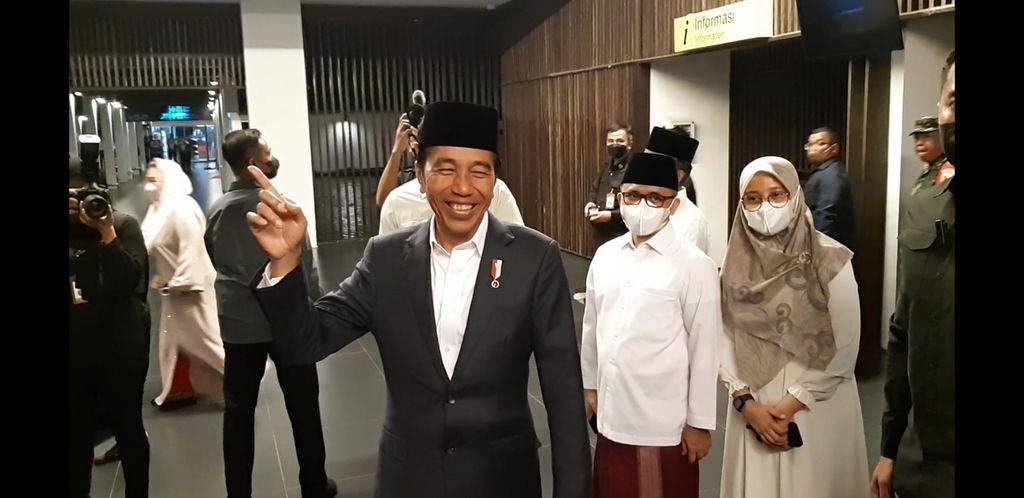 Presiden Joko Widodo saat di Bandara Blimbingsari, Banyuwangi, Jawa Timur. Presiden menghadiri Festival Seni Tradisi Nusantara yang digelar menyongsong satu abad Nahdlatul Ulama. 