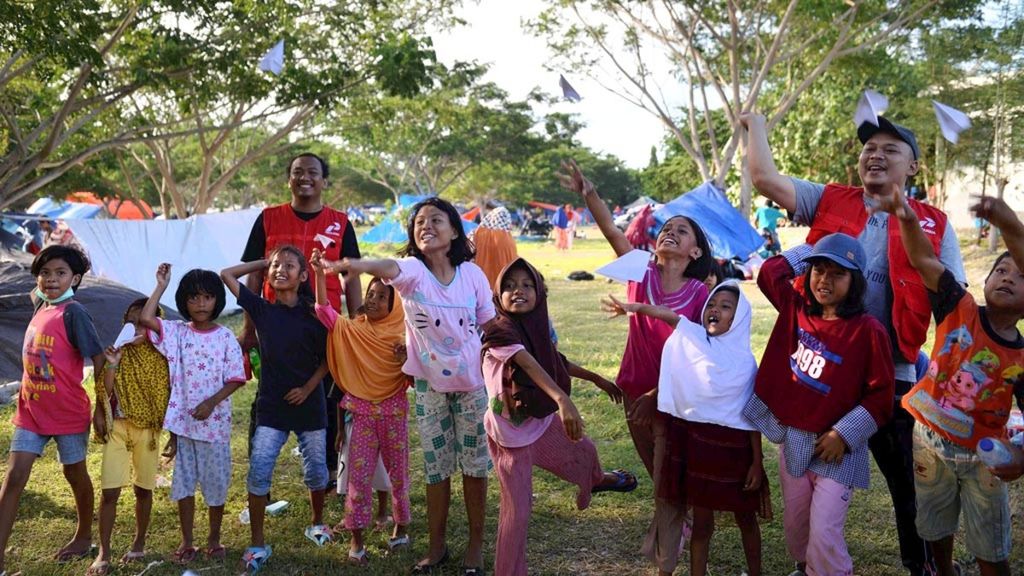 Anak-anak pengungsi korban gempa mengikuti aneka permainan yang digelar sukarelawan Pertamina Peduli di lokasi pengungsian di kawasan Bandara Mutiara Sis Aljufri, Palu, Jumat (5/10/2018). Permainan tersebut diharapkan menjadi terapi psikis bagi anak-anak korban gempa tersebut.