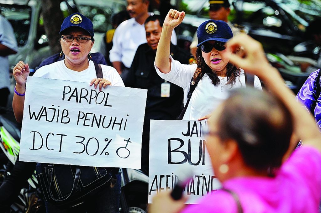 Aktivis yang tergabung dalam Aliansi Masyarakat Sipil untuk Perempuan dan Politik berunjuk rasa menolak Peraturan KPU Nomor 7 Tahun 2013 tentang Keterwakilan Perempuan dalam Partai di depan Kantor KPU, Jakarta, Senin (1/4/2013) lalu. 