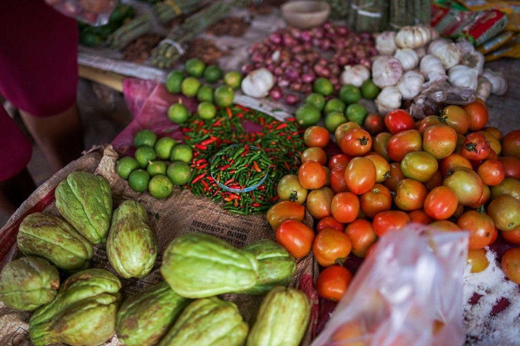 Sayuran yang dijual oleh pedagang di kios di Kodi, Sumba Barat Daya, Nusa Tenggara Timur, pada Sabtu (12/11/2022). Ongkos logistik membuat harga sayuran di desa Kawango Hari lebih mahal 10-20 persen ketimbang harga di kota Tambolaka, ibu kota Sumba Barat Daya.