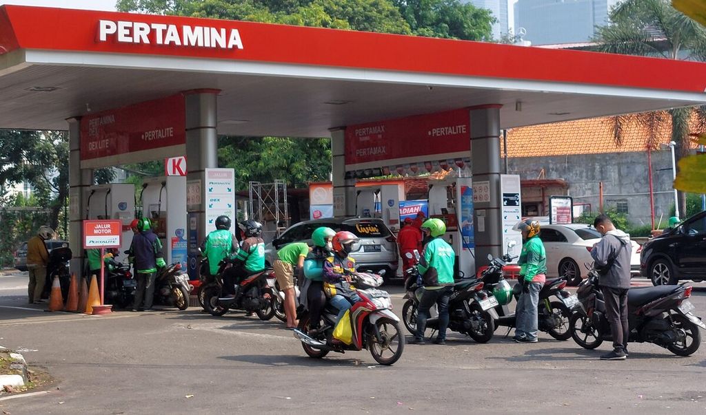 Pengendara sepeda motor mengisi bahan bakar jenis pertalite (RON 90) di salah satu SPBU Pertamina di Jakarta, Jumat (24/6/2022). Beban subsidi BBM terancam membengkak seiring harga minyak mentah dunia yang tetap bertahan tinggi hingga pertengahan tahun ini. Harga jual BBM jenis pertalite (RON 90) saat ini Rp 7.650 per liter, sedangakan untuk pertamax (RON 92) Rp 12.500 per liter.