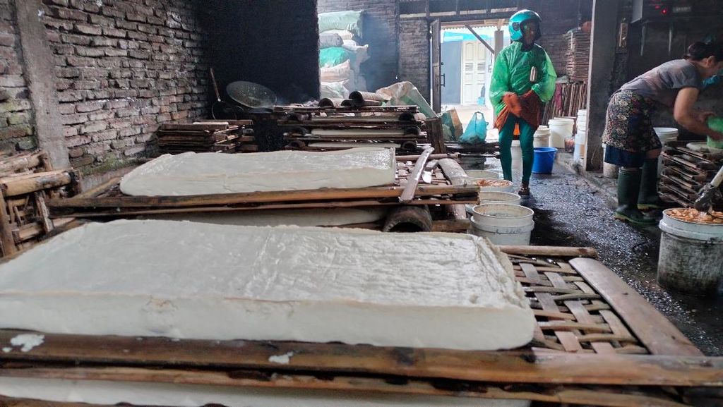 Aktivitas pembuatan dan penjualan tahu di salah satu rumah produksi tahu di Desa Mejing, Kecamatan Candimulyo, Kabupaten Magelang, Jawa Tengah, Selasa (15/11/2022).