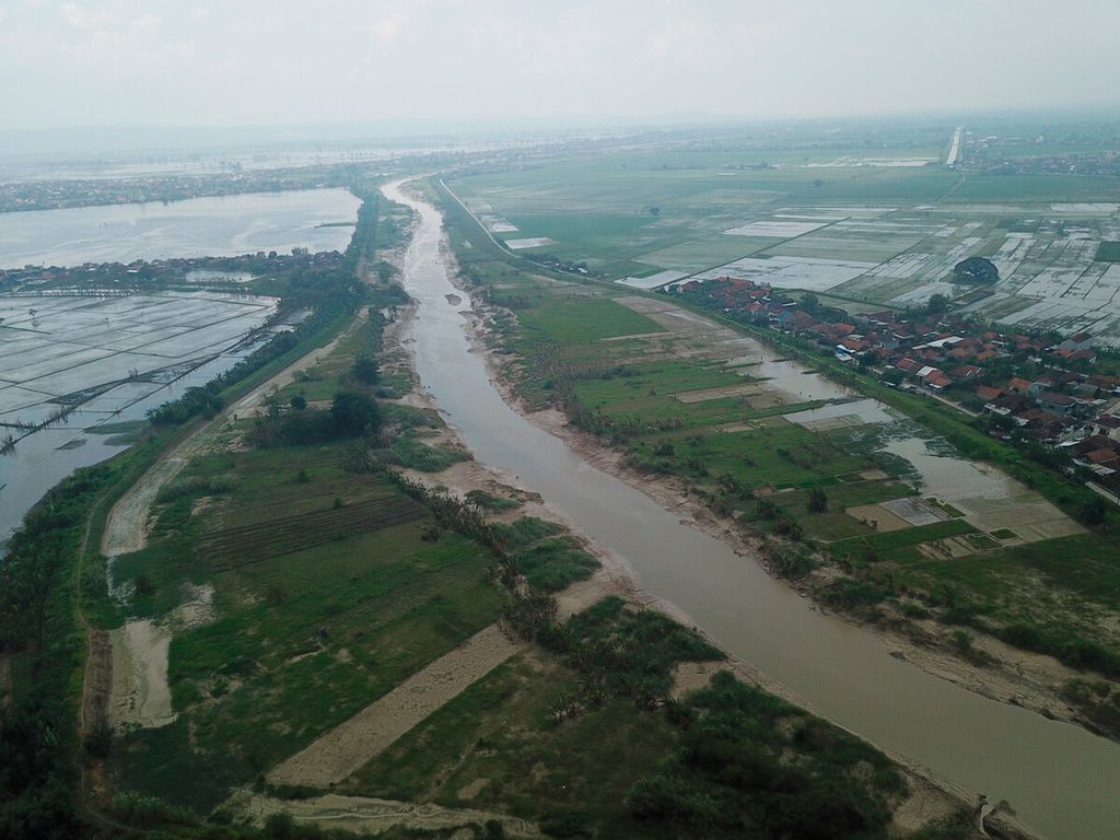 Aliran Sungai Wulan yang membentang melintasi sejumlah wilayah di Kabupaten Kudus, Jawa Tengah, Jumat (17/3/2023). 