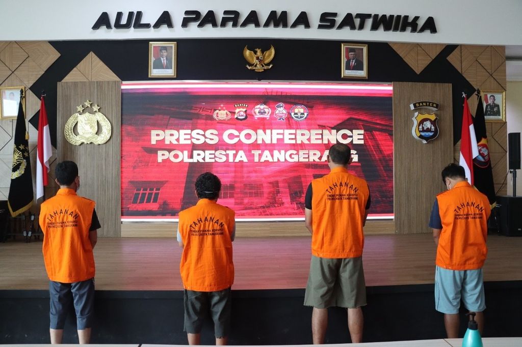 Barang bukti pungli pendaftaran tanah sistematis lengkap atau PTSL di Desa Cikupa, Kabupaten Tangerang, Banten oleh mantan pejabat Desa Cikupa.