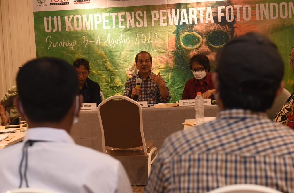 Penguji Hermanus Prihatna memberikan sambutan sebelum memulai Uji Kompetensi Pewarta Foto Indonesia di Hotel Regantris, Kota Surabaya, Jawa Timur, Rabu (3/8/2022). 